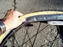 Tucking TubeInTire2.jpg (38705 bytes)